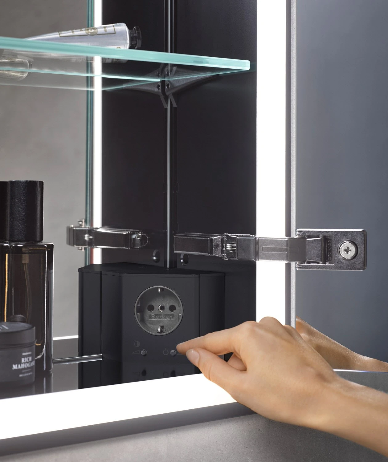 Emco Prime Black LED-Lichtspiegelschrank 60 Cm, 2 Türen, Unterputzmodell 12 Emco Prime Black LED-Lichtspiegelschrank 60 Cm, 2 Türen, Unterputzmodell - Image 10